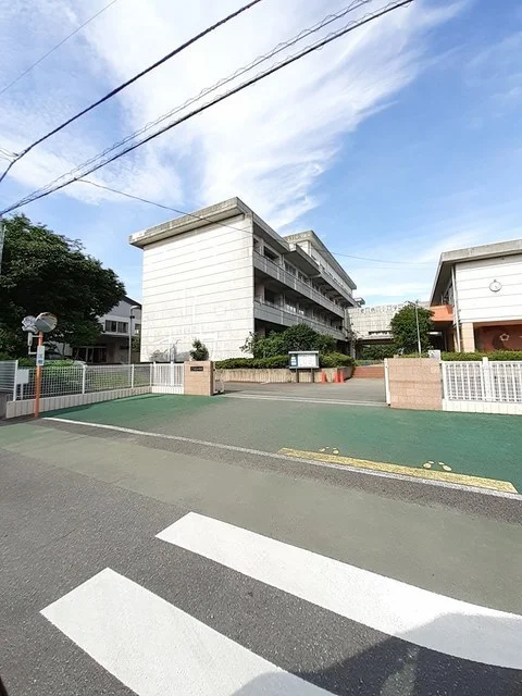 麦島小学校まで335m
