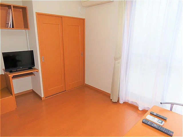 カーテンやテーブル、テレビも備え付けです