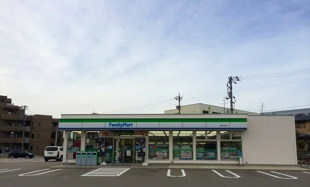 ファミリーマートまで750m