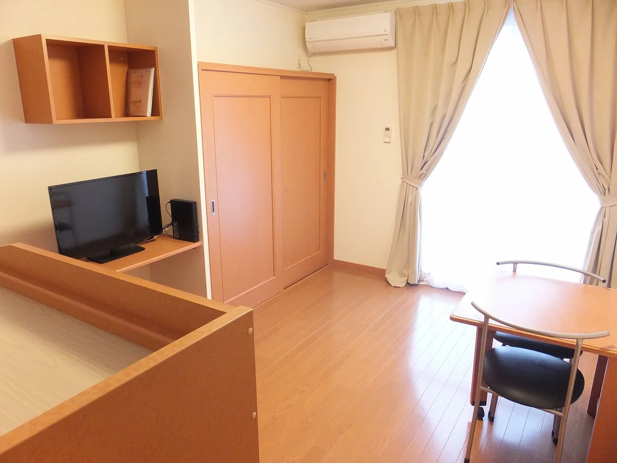 テレビやカーテンも備え付けです