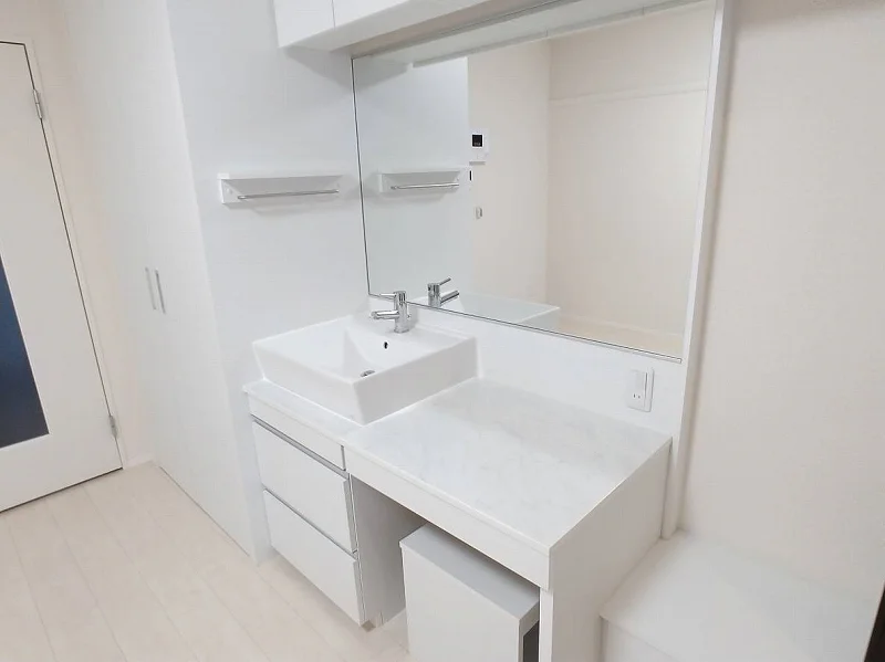 独立洗面台：男性にも女性にも嬉しい独立洗面台。