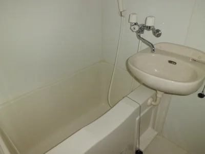 洗面ボウル付きバスルーム。
