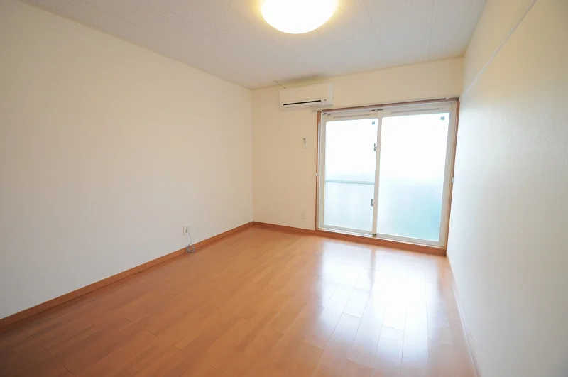 １階はフローリング、２階以上はカーペットになります。