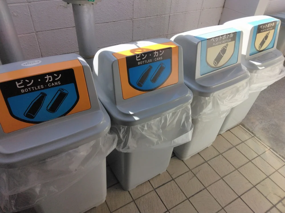 1階フロアの分別用ゴミ箱