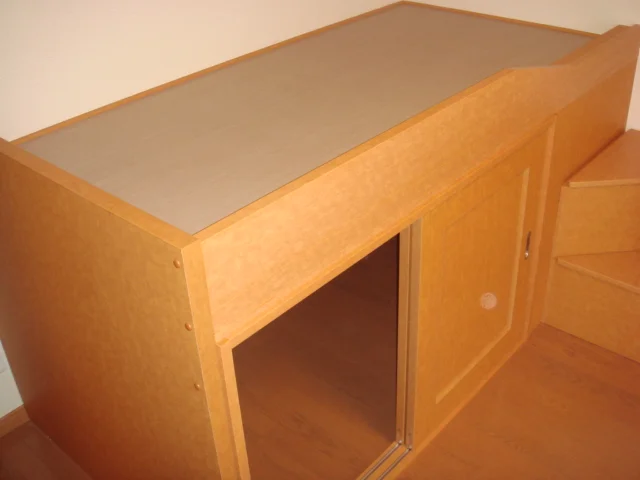 ベット下は収納になってます♪