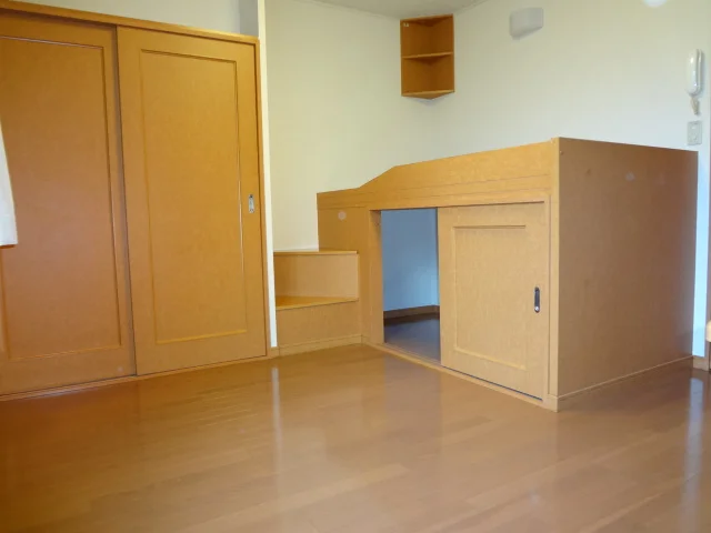 ベッド下は収納になっています。