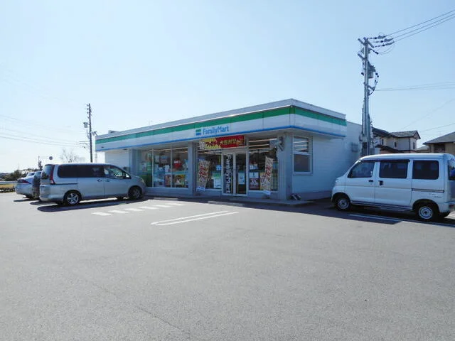 ファミリーマート 小園前店まで700m