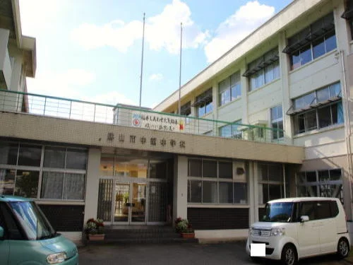 勝山中部中学校まで400m