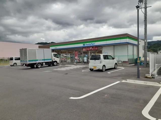 ファミリーマートまで1230m