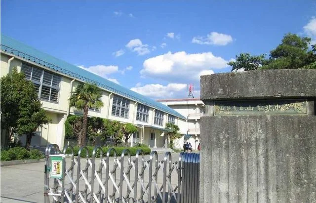 山梨北中学校まで400m