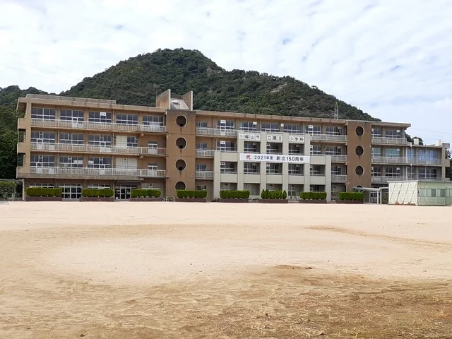 蔵王小学校まで1300m