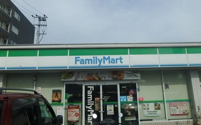 ファミリーマートまで450m