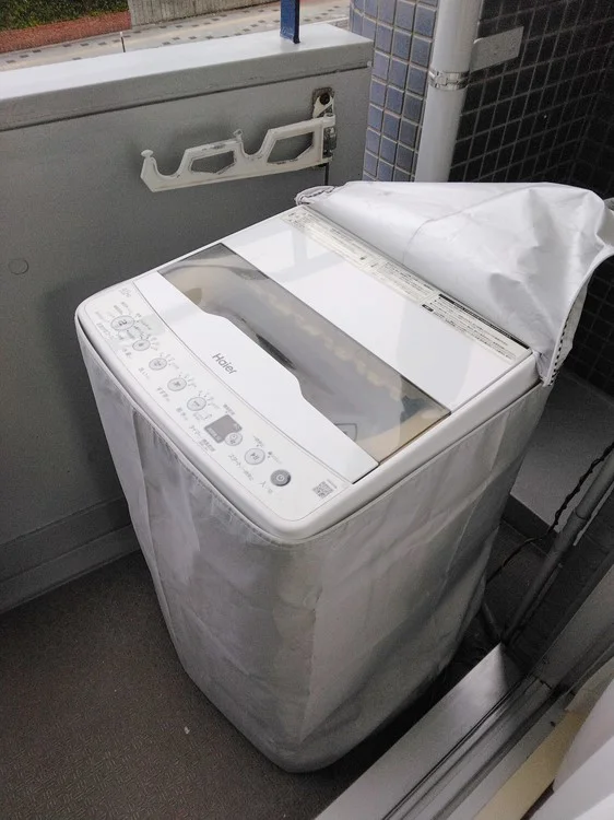 ベランダに洗濯機あり