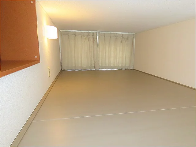 ロフトにはカーテンや電気、コンセントもあります