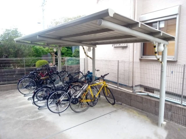 屋根付き駐輪場付きです