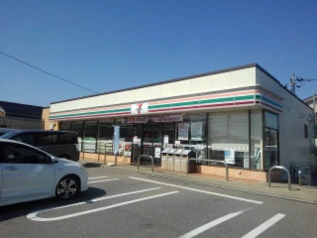 セブンイレブン高岡内免３丁目店まで350m