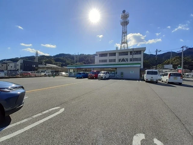 ファミリーマート 高知六泉寺店まで250m
