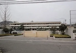 長束小学校まで1100m