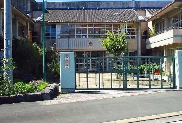 岩松小学校まで1700m