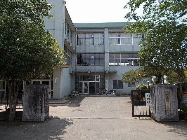 小川小学校まで800m