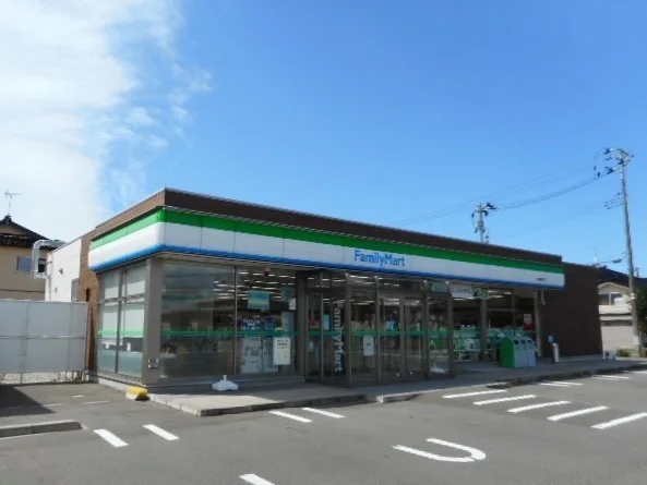 ファミリーマートまで350m