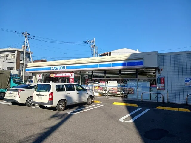 ローソン川之江町港通店まで689m