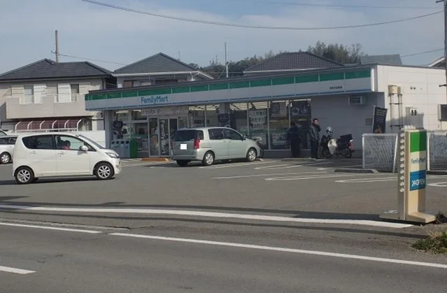ファミリーマートさんまで800m