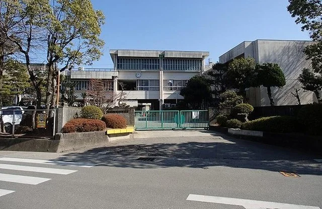 八万南小学校まで1300m