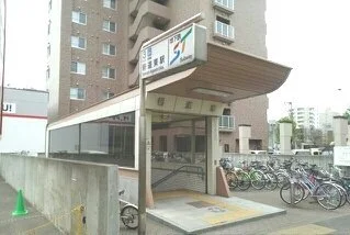 新道東駅まで990m