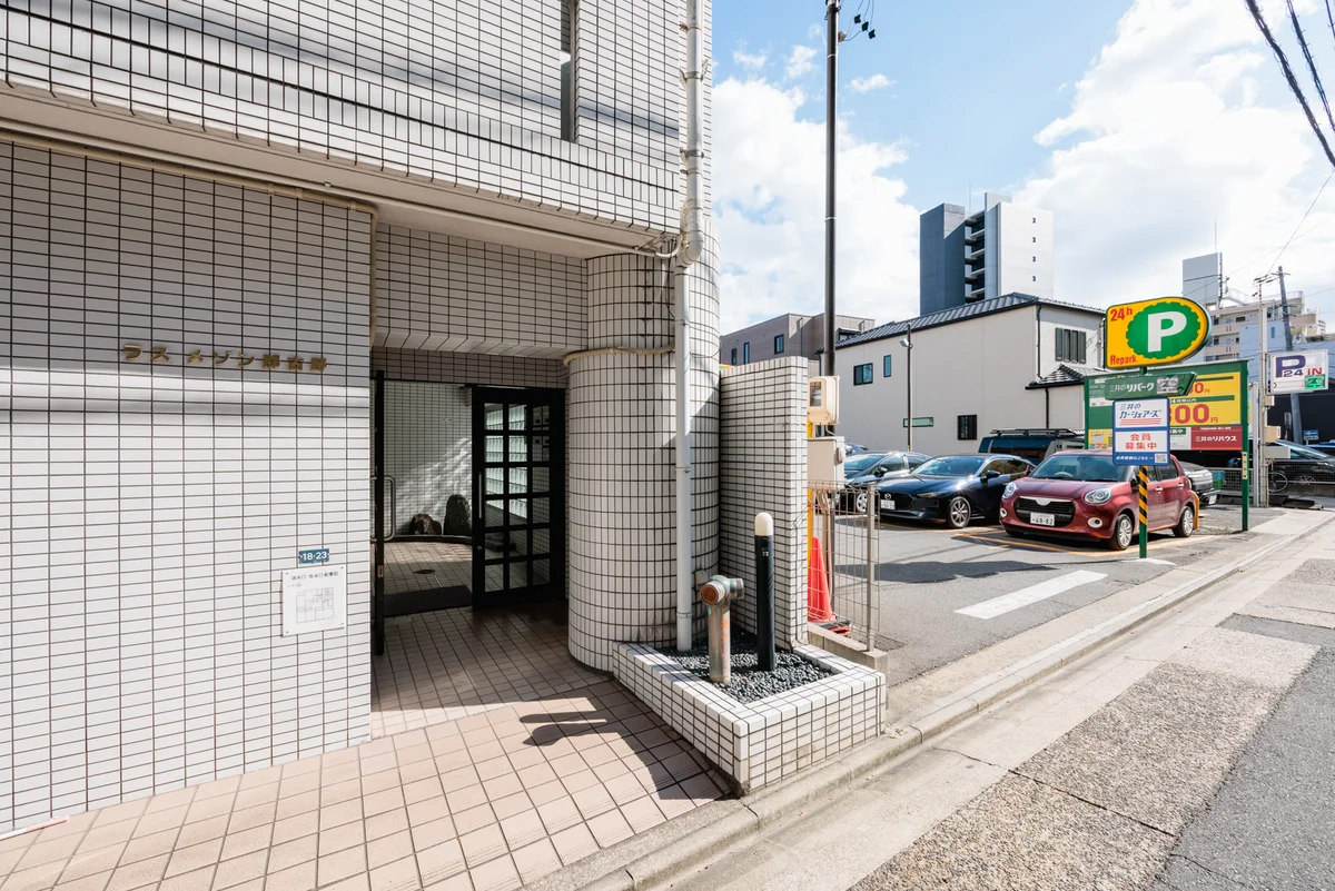 建物すぐ隣にコインパーキングあり| 来客時も安心