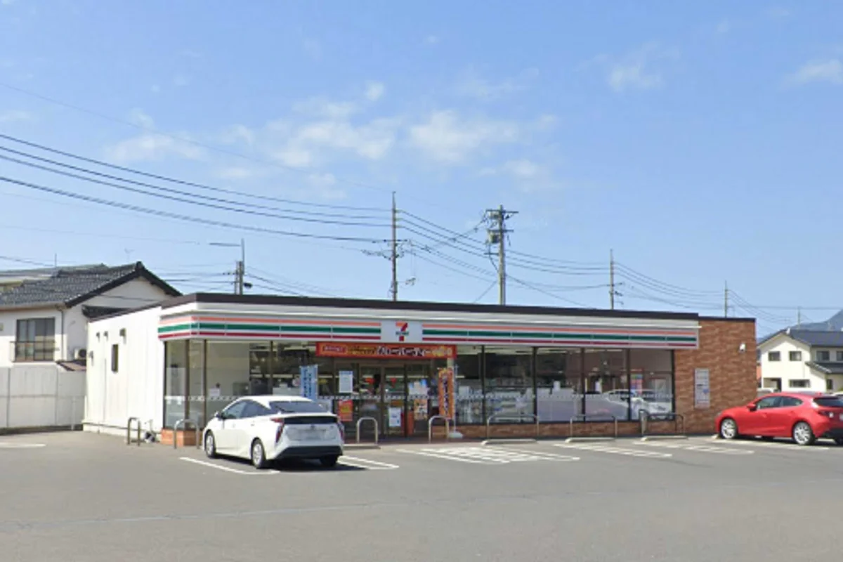 セブン-イレブン 出雲天神町店まで徒歩7分、550ｍ。