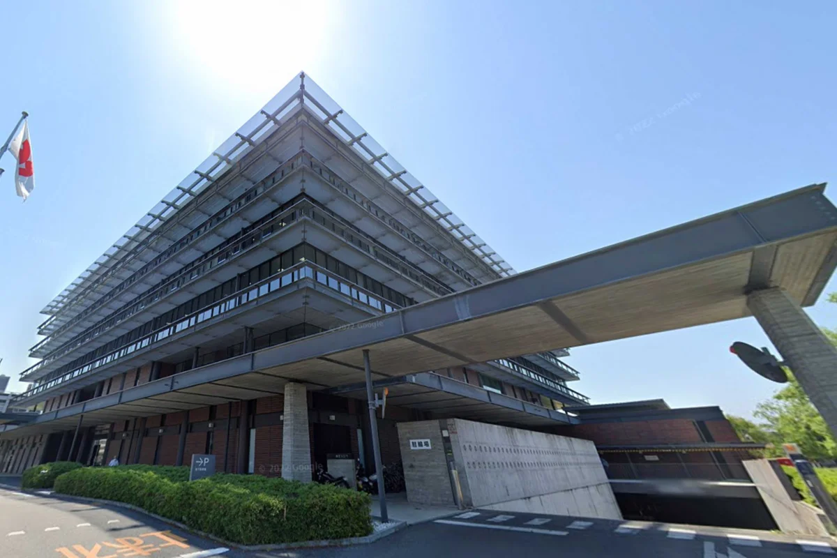 出雲市役所まで車で7分、2.3km。