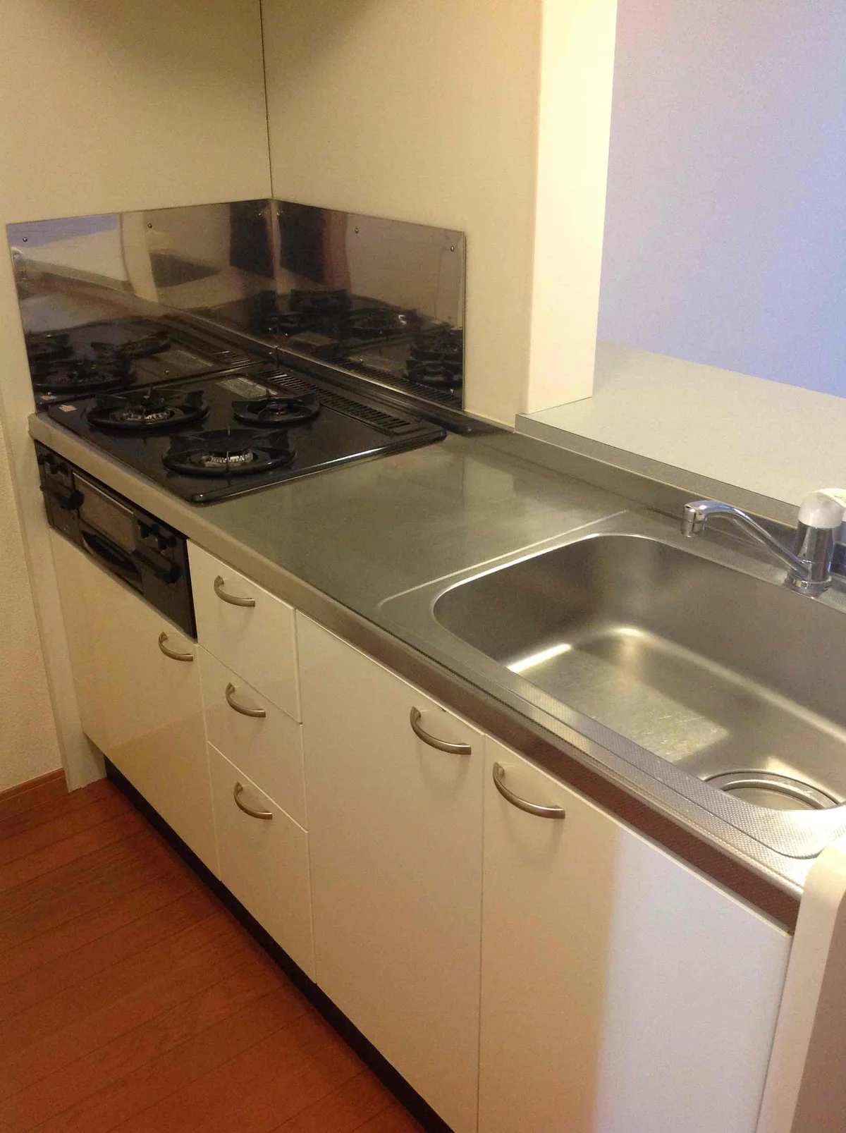 広々としたキッチンです。同タイプの写真です。