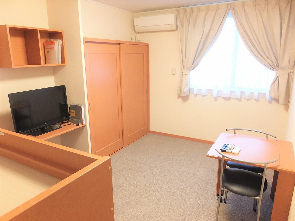 カーテンやテーブル、テレビも備え付けです