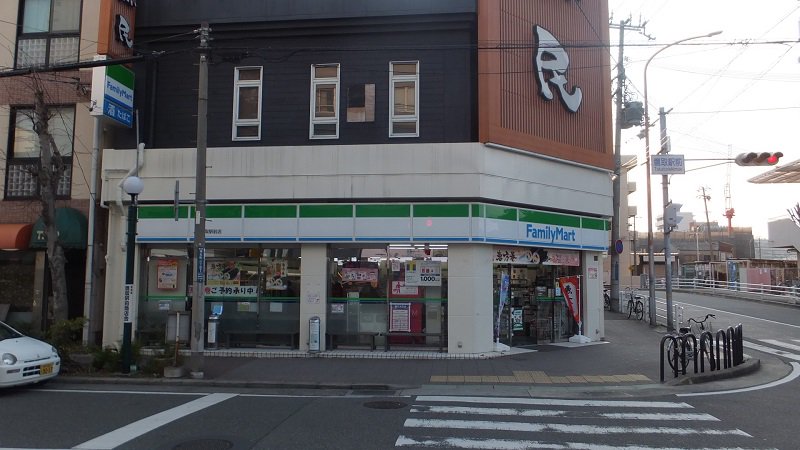 コンビにまで徒歩約4分。西へ約300ｍ。