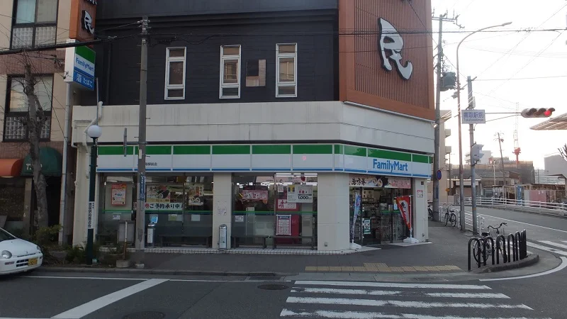 コンビにまで徒歩約4分。西へ約300ｍ。