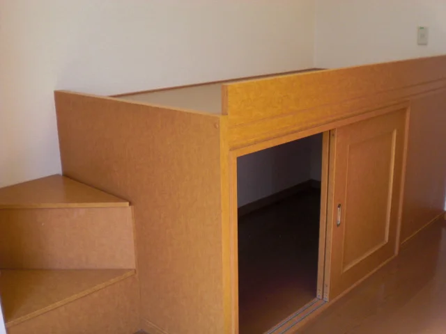 ベッド下は収納スペースになっています。