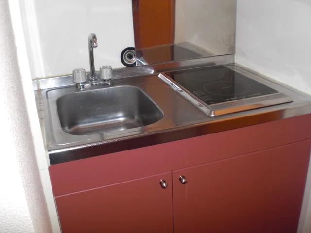 キッチンはシンク下に収納棚付き。