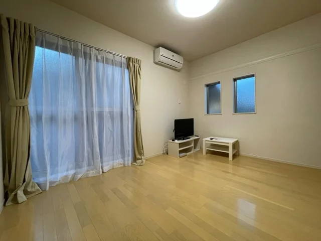 角部屋のみ側面に窓あり。