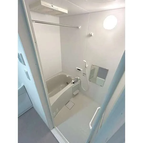 家具家電設置前の室内写真となります。