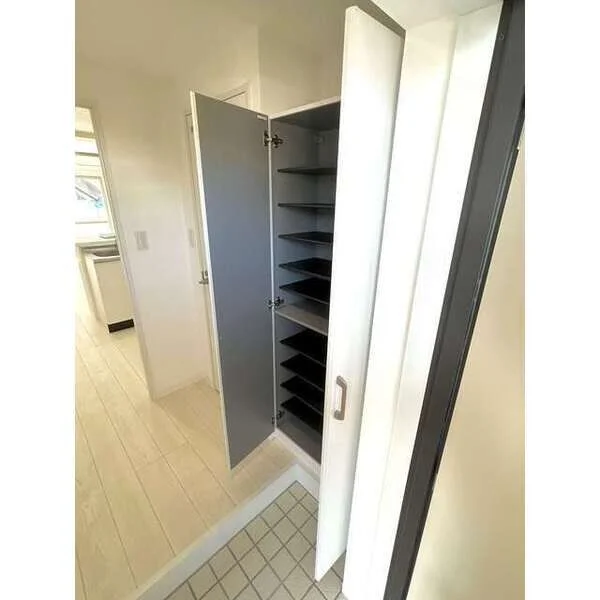 家具家電設置前の室内写真となります。