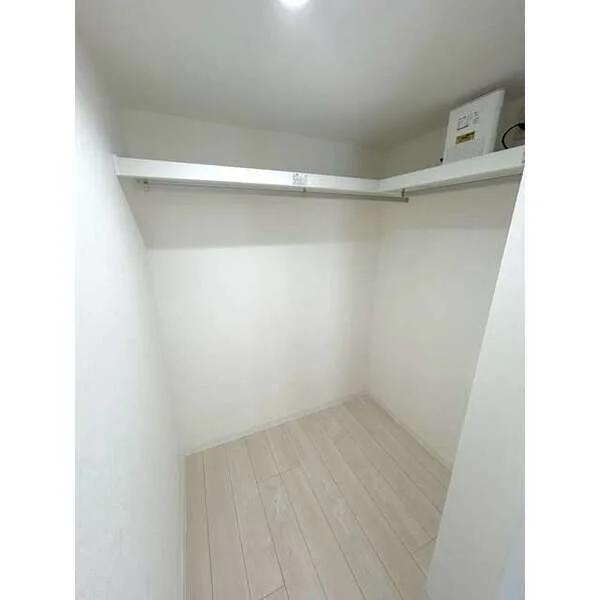 家具家電設置前の室内写真となります。