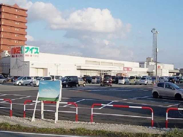 ナイス　割山店まで300m