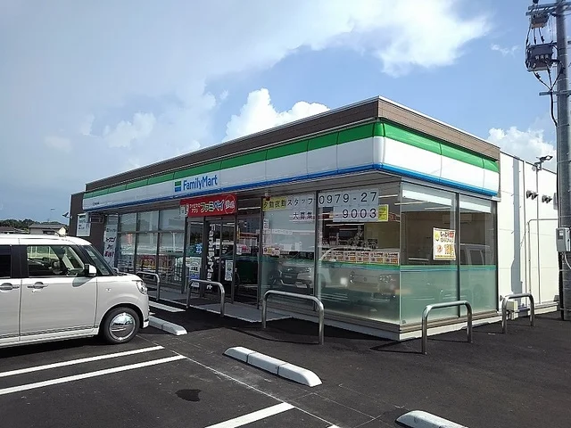 ファミリーマート 中津犬丸店まで300m