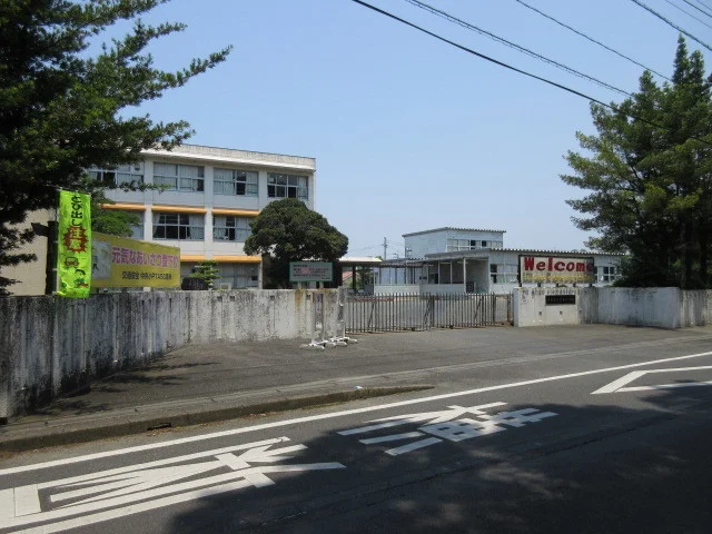 中央小学校まで1300m