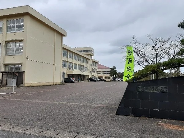 亀代小学校まで1500m