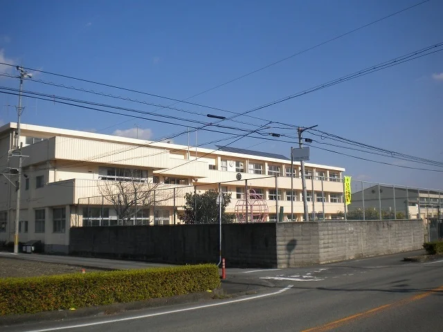 川田西小学校まで1000m