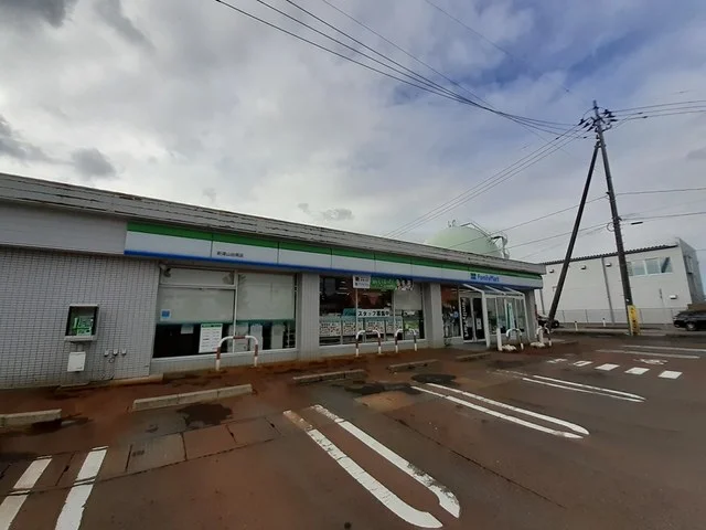 ファミリーマート新津山谷南店まで350m