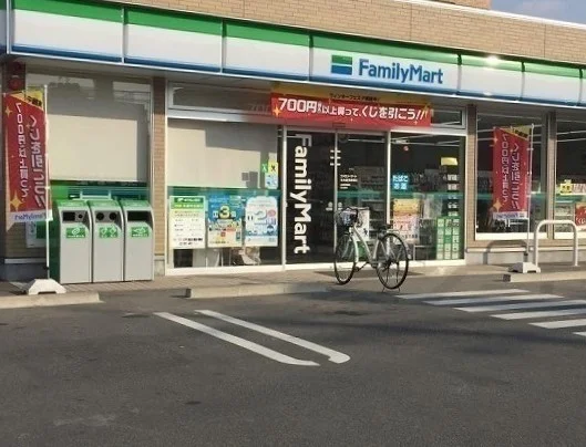 ファミリーマートまで750m