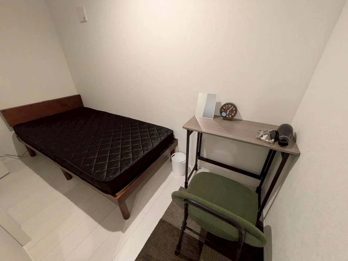 別号室の同型タイプの室内写真となります。家具の色、配置、デザインは若干ことなります。